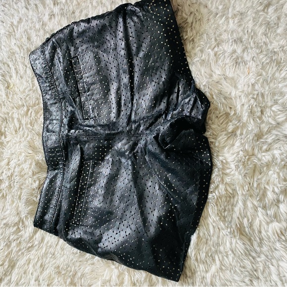 Gorgeous Marc Jacobs leather shorts - Picture 3 of 10